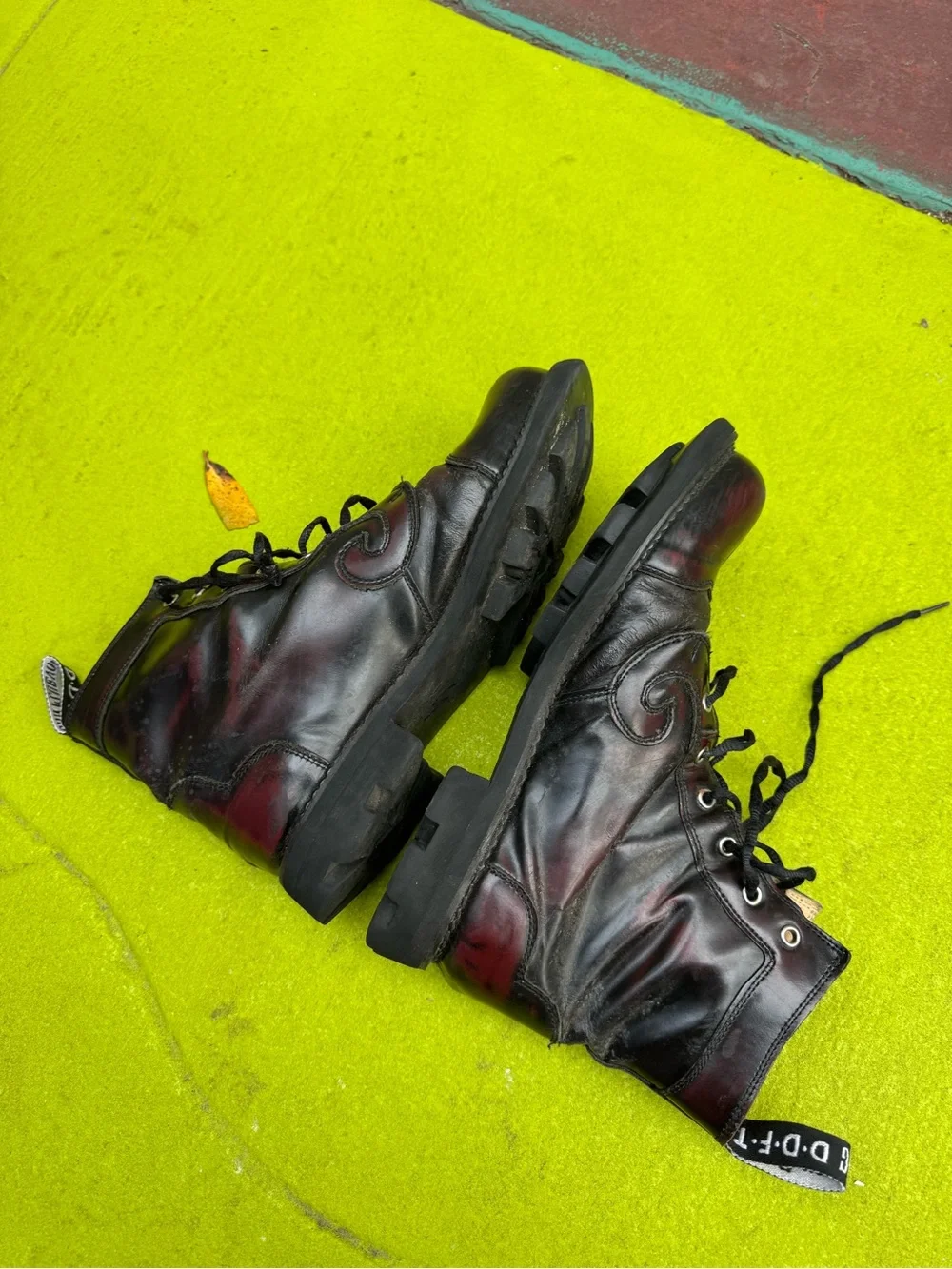 John Fluevog Derby Swirl 6 Eye Boots Men’s Size 8 Burgundy Black Leather